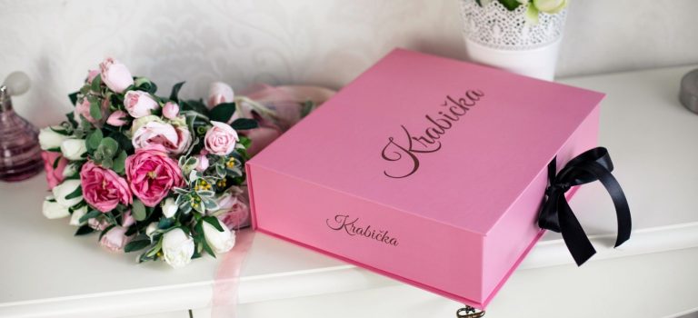 Tvoje růžová krabička (s kosmetikou)