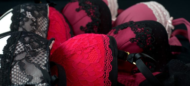 Třetina Čechů kupuje k Vánocům erotické dárky