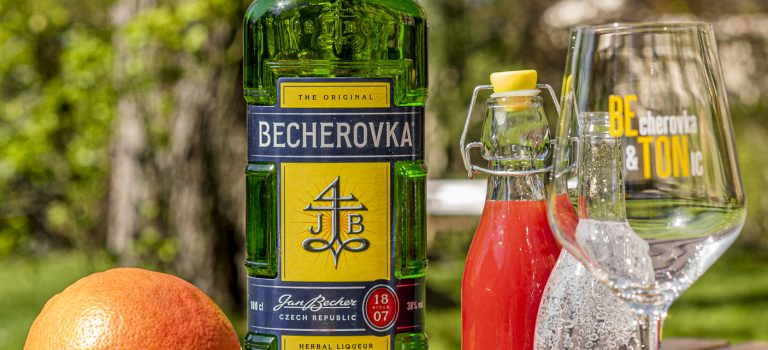Osvěžující letní drink z Becherovky. Připravte si Grapefruit Beton