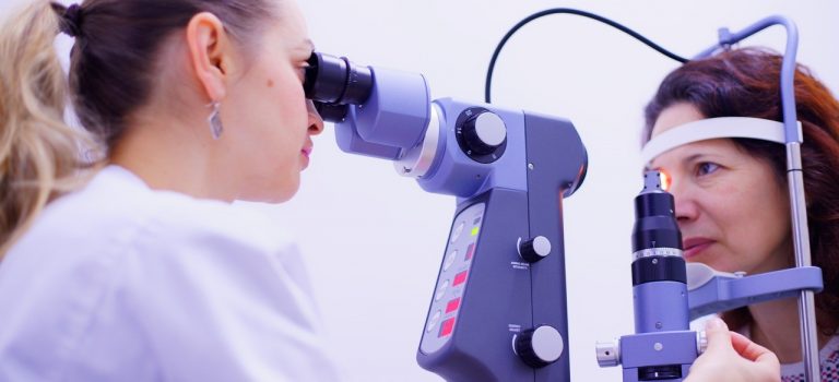Oční lékař dokáže odhalit nemoci